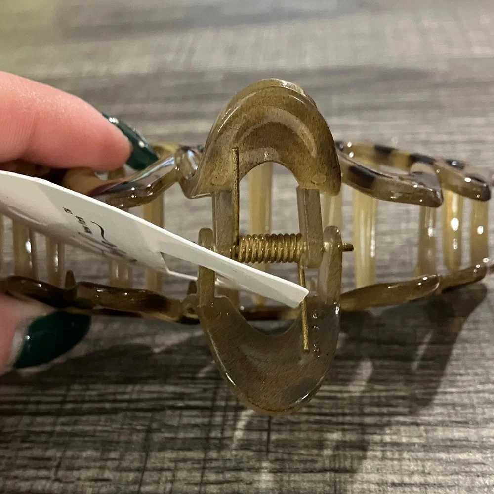 Tan Wavy Hair Clip